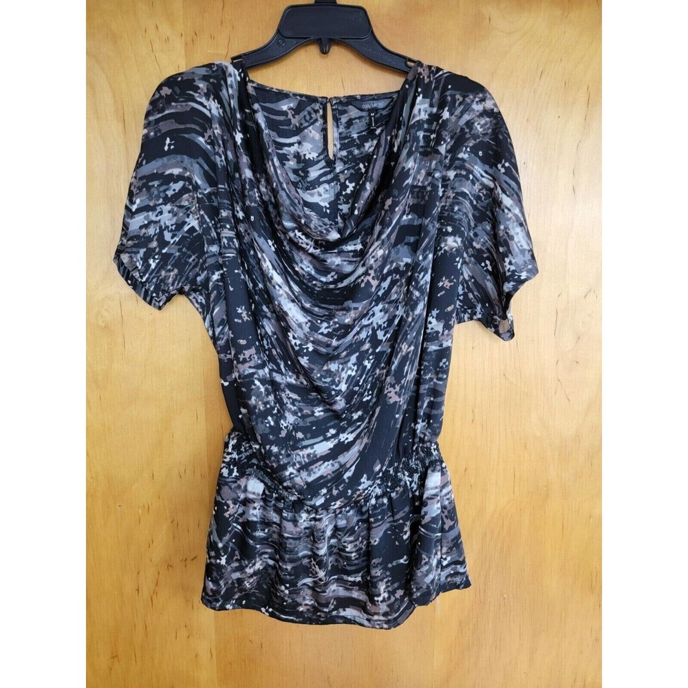 DAISY FUENTES Woman's Medium Short Sleeve Black Speckle Silky Top Elastic Waist